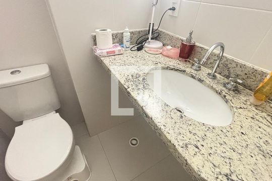 Banheiro de apartamento à venda com 2 quartos, 57m² em Vila Valparaíso, Santo André