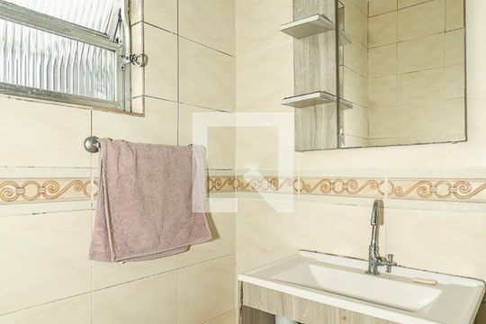 Banheiro de apartamento à venda com 2 quartos, 69m² em Navegantes, Porto Alegre