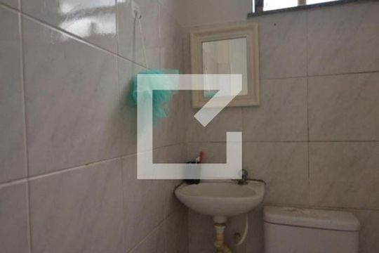 Banheiro de kitnet/studio para alugar com 1 quarto, 15m² em Bento Ribeiro, Rio de Janeiro