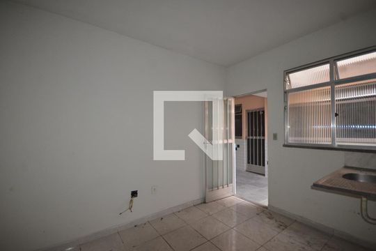 Sala / Quarto de kitnet/studio para alugar com 1 quarto, 15m² em Bento Ribeiro, Rio de Janeiro
