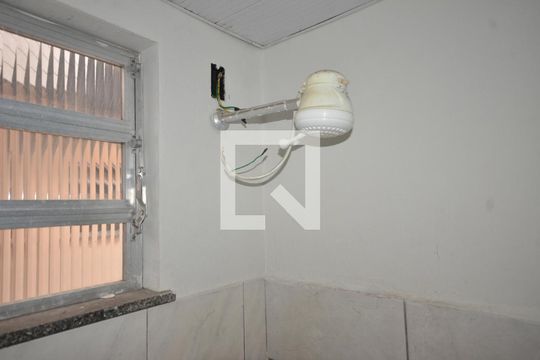 Banheiro de kitnet/studio para alugar com 1 quarto, 15m² em Bento Ribeiro, Rio de Janeiro