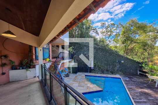 Sala 1 de casa de condomínio à venda com 4 quartos, 180m² em Badu, Niterói
