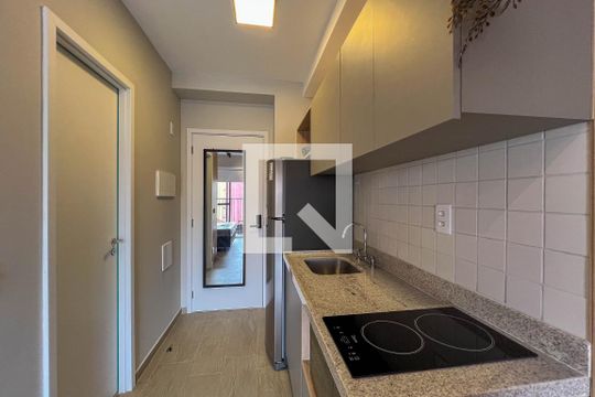 Cozinha de kitnet/studio para alugar com 1 quarto, 24m² em Liberdade, São Paulo