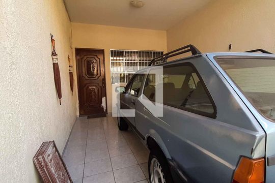 Garagem de casa para alugar com 3 quartos, 232m² em Km 18, Osasco