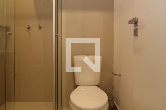 Banheiro de kitnet/studio para alugar com 1 quarto, 28m² em Pinheiros, São Paulo