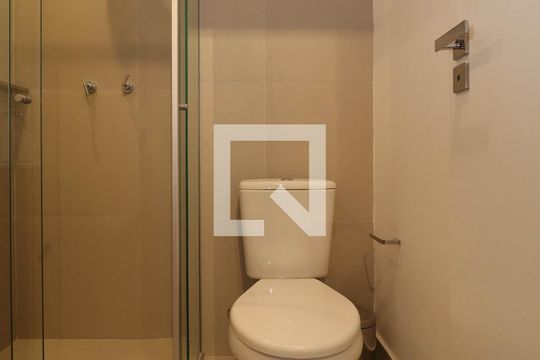 Banheiro de kitnet/studio para alugar com 1 quarto, 28m² em Pinheiros, São Paulo
