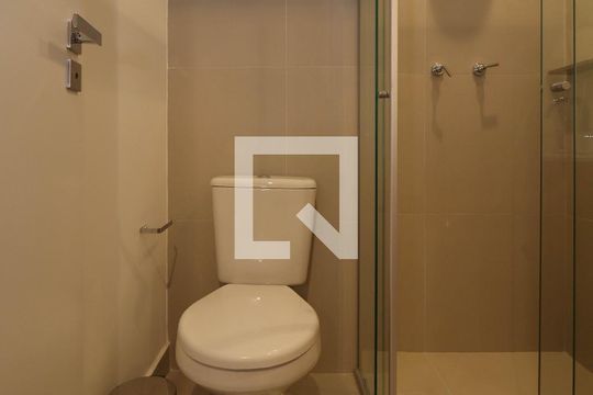 Banheiro de kitnet/studio para alugar com 1 quarto, 28m² em Pinheiros, São Paulo