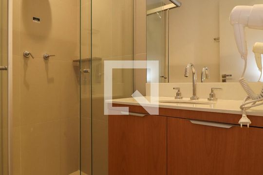 Banheiro de kitnet/studio para alugar com 1 quarto, 28m² em Pinheiros, São Paulo