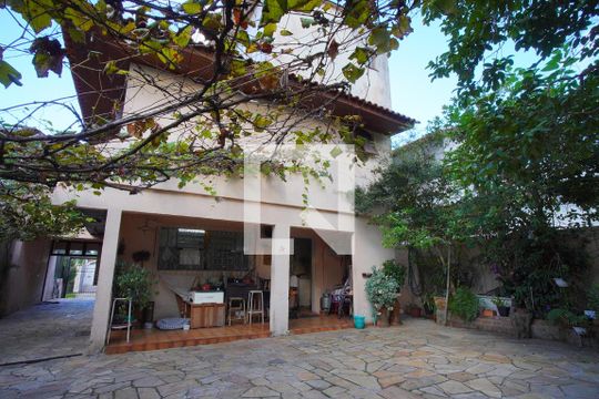 Quintal - Fundos de casa à venda com 5 quartos, 320m² em Jardim Europa, Porto Alegre