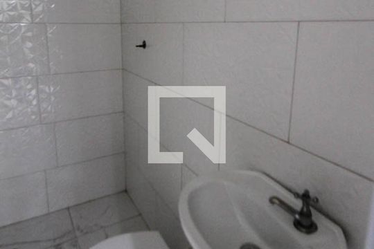 Banheiro de kitnet/studio para alugar com 1 quarto, 15m² em Vila Santa Clara, São Paulo
