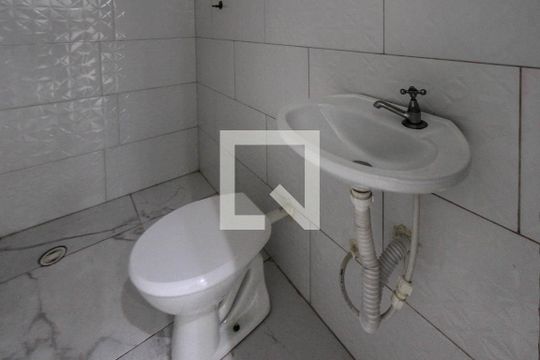 Banheiro de kitnet/studio para alugar com 1 quarto, 15m² em Vila Santa Clara, São Paulo