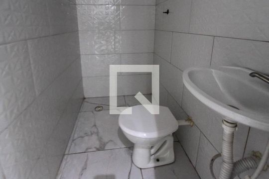 Banheiro de kitnet/studio para alugar com 1 quarto, 15m² em Vila Santa Clara, São Paulo