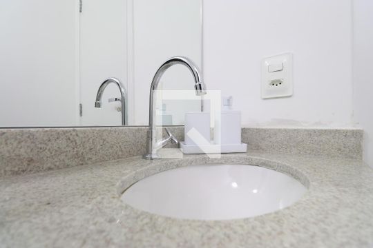 Banheiro de apartamento para alugar com 2 quartos, 33m² em Barra Funda, São Paulo