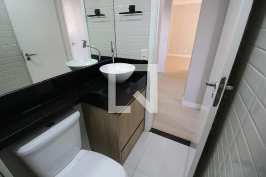 Banheiro Social de apartamento para alugar com 2 quartos, 42m² em Taquara, Rio de Janeiro