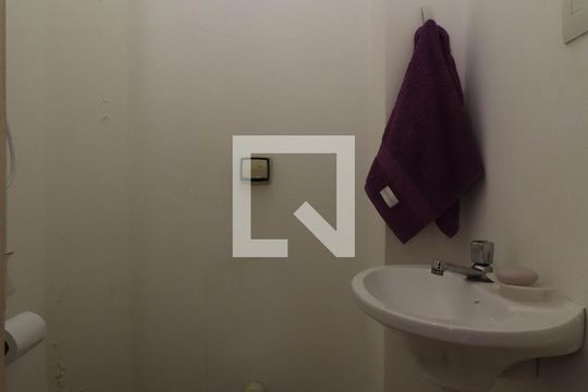 Banheiro de serviço de apartamento à venda com 2 quartos, 142m² em Pinheiros, São Paulo