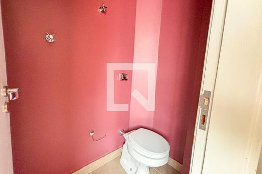 Banheiro de serviço de apartamento para alugar com 3 quartos, 117m² em Pinheiros, São Paulo