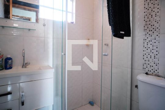 Banheiro de casa de condomínio para alugar com 2 quartos, 57m² em Vila Buenos Aires, São Paulo