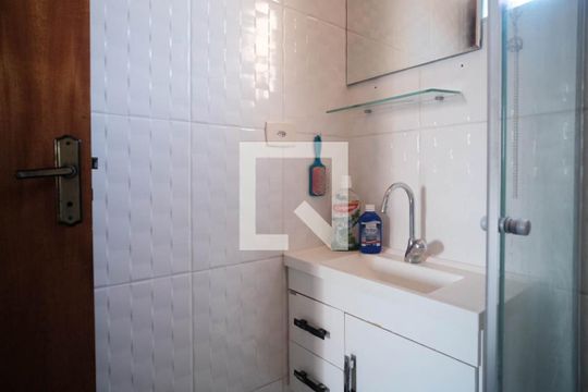 Banheiro de casa de condomínio para alugar com 2 quartos, 57m² em Vila Buenos Aires, São Paulo