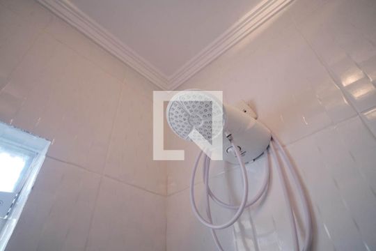 Banheiro de casa de condomínio para alugar com 2 quartos, 57m² em Vila Buenos Aires, São Paulo