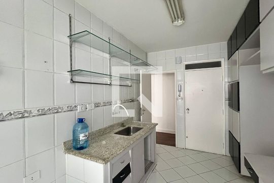 Cozinha de apartamento para alugar com 2 quartos, 120m² em Cerqueira César, São Paulo