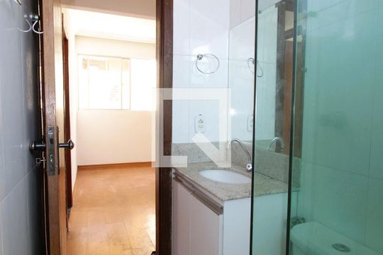 Banheiro de apartamento para alugar com 2 quartos, 59m² em Camargos, Belo Horizonte