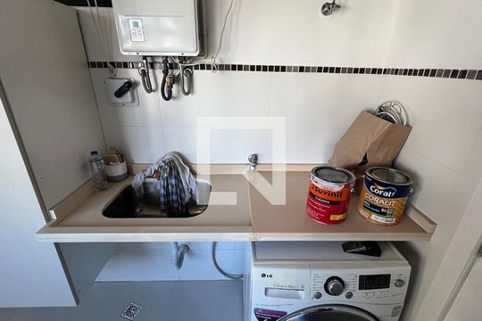Área de Serviço de apartamento para alugar com 2 quartos, 180m² em Cerqueira César, São Paulo