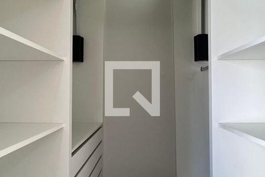 Closet da Suíte de apartamento para alugar com 2 quartos, 180m² em Cerqueira César, São Paulo