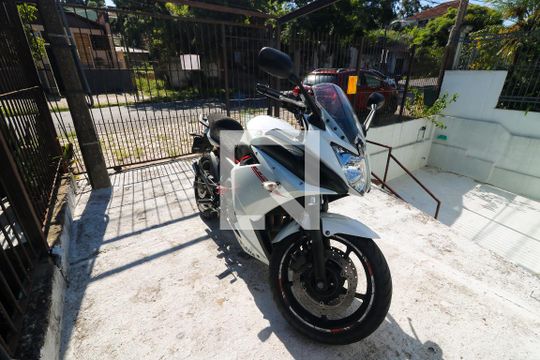 Garagem de casa à venda com 2 quartos, 110m² em Teresópolis, Porto Alegre