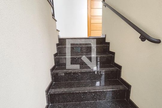 Escada de apartamento para alugar com 1 quarto, 30m² em Casa Verde, São Paulo