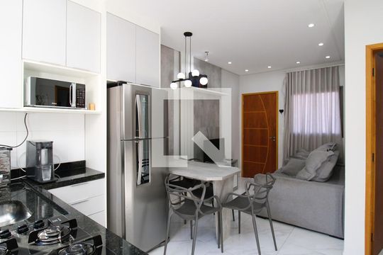 Cozinha de apartamento para alugar com 2 quartos, 35m² em Vila Nelson, São Paulo