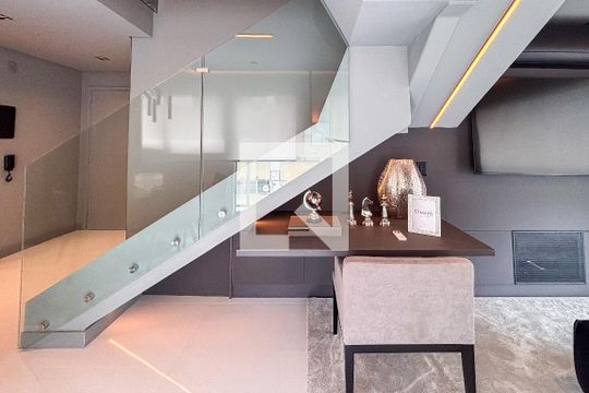 Escada de apartamento à venda com 1 quarto, 94m² em Pinheiros, São Paulo