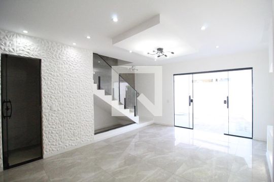 Sala de casa de condomínio à venda com 2 quartos, 160m² em Taquara, Rio de Janeiro