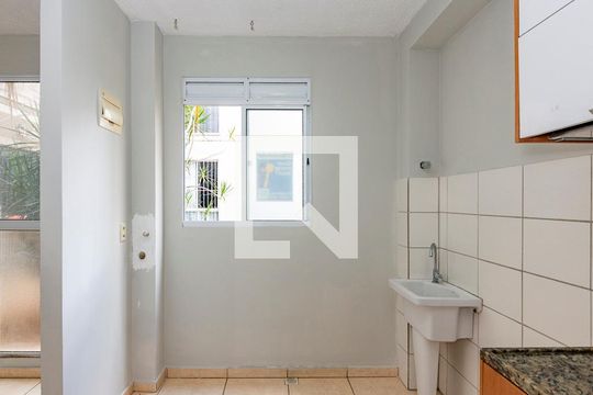 Cozinha de apartamento para alugar com 2 quartos, 58m² em Chacaras Reunidas Santa Terezinha, Contagem