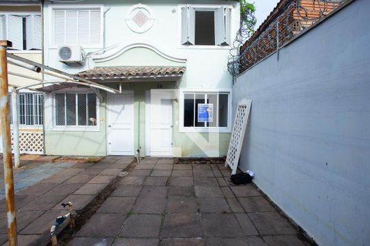 Fachada de casa de condomínio para alugar com 2 quartos, 80m² em Rio Branco, Canoas