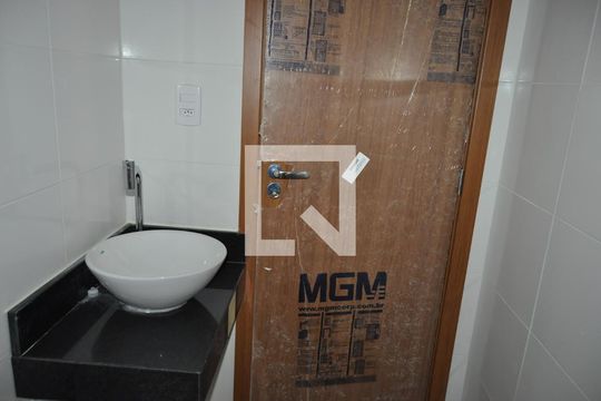Banheiro de apartamento para alugar com 2 quartos, 40m² em Del Castilho, Rio de Janeiro
