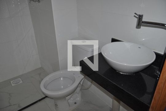Banheiro de apartamento para alugar com 2 quartos, 40m² em Del Castilho, Rio de Janeiro