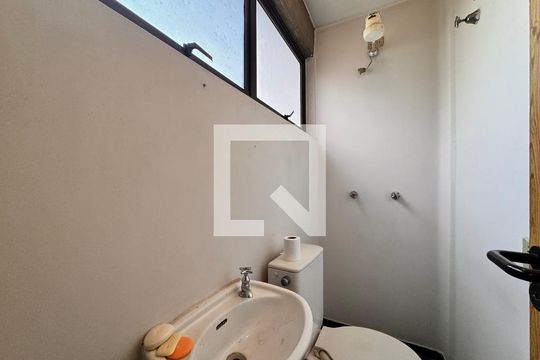 Banheiro de serviço de apartamento à venda com 3 quartos, 120m² em Jardim Bela Vista, Santo André