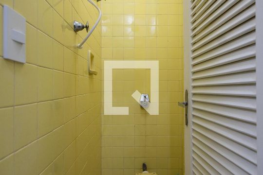 Banheiro de Serviço de apartamento para alugar com 3 quartos, 70m² em Grajaú, Rio de Janeiro