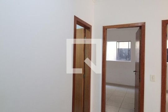 Corredor  de apartamento para alugar com 2 quartos, 40m² em Jaqueline, Belo Horizonte