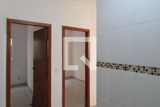 Corredor  de apartamento para alugar com 2 quartos, 40m² em Jaqueline, Belo Horizonte