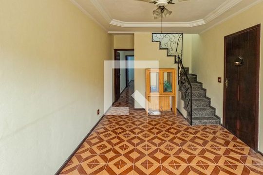Casa para alugar com 3 quartos, 240m² em Jardim Sao Jose, São Paulo