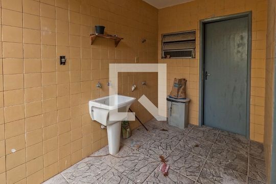 Lavanderia de casa para alugar com 3 quartos, 240m² em Jardim Sao Jose, São Paulo