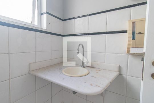 Banheiro da Suíte 7 de casa para alugar com 8 quartos, 240m² em Centro Histórico, Porto Alegre