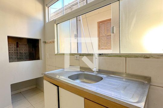 Cozinha de apartamento para alugar com 1 quarto, 40m² em Ingleses Norte, Florianópolis