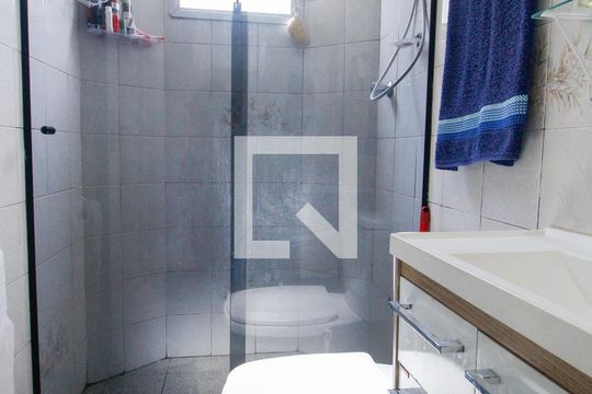 Banheiro de apartamento à venda com 2 quartos, 60m² em Vila Pirajussara, São Paulo