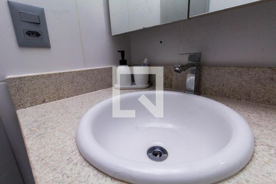 Banheiro de apartamento para alugar com 1 quarto, 34m² em Jardim Santa Teresinha, São Paulo