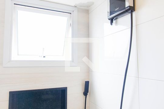Banheiro da Suite de apartamento para alugar com 2 quartos, 57m² em Santa Mônica, Uberlândia