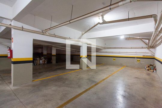 Garagem de apartamento para alugar com 2 quartos, 57m² em Santa Mônica, Uberlândia