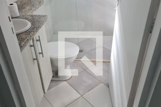 Banheiro de casa de condomínio para alugar com 2 quartos, 45m² em Outeiro de Passárgada, Cotia