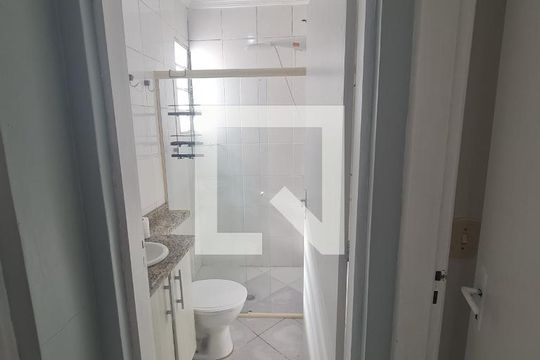 Banheiro de casa de condomínio para alugar com 2 quartos, 45m² em Outeiro de Passárgada, Cotia
